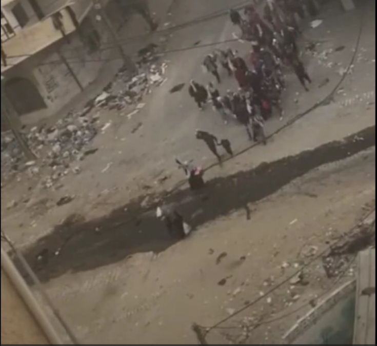 "في غزة حرب الإبادة تستبيح الأبرياء" مقتل سيدة ترفع علما ابيض برفقةأبنتها 